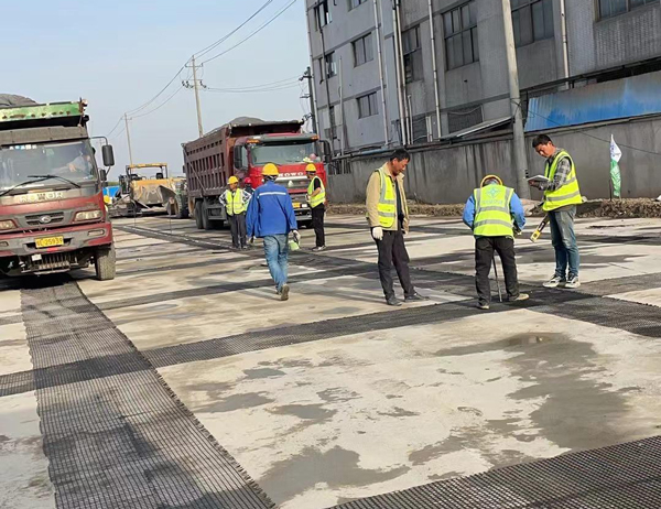 新绛老材料的新故事：玻璃纤维土工格栅如何在‘白改黑’浪潮中重获新生？