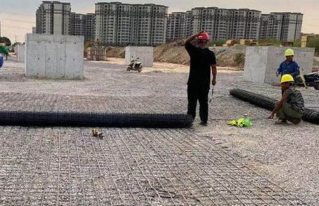 新绛土工格栅铺设前地基要怎么处理？
